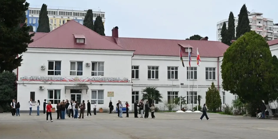 Без отписок: мэр Сочи взял на контроль жильё для инвалида и капремонт школы №49