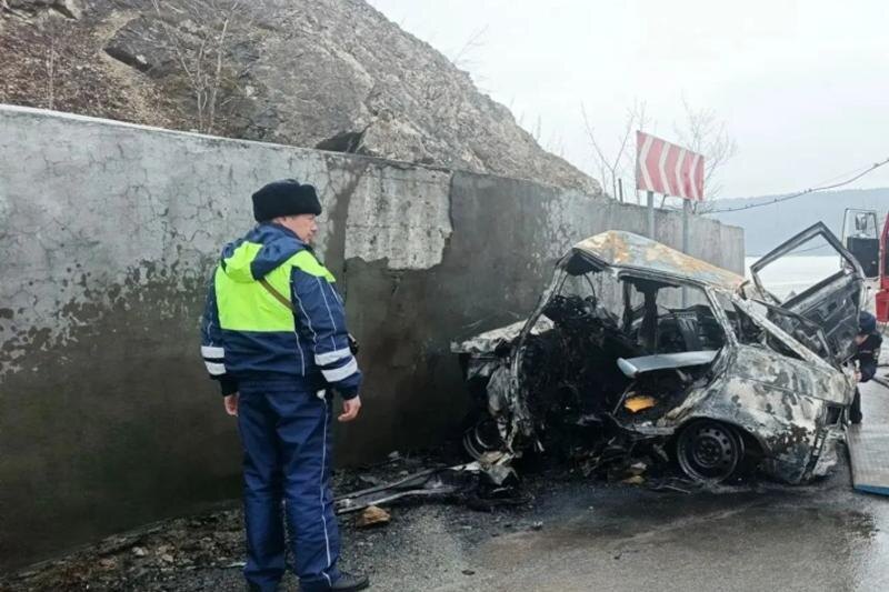    ГАИ. Сгоревший на плотине автомобиль