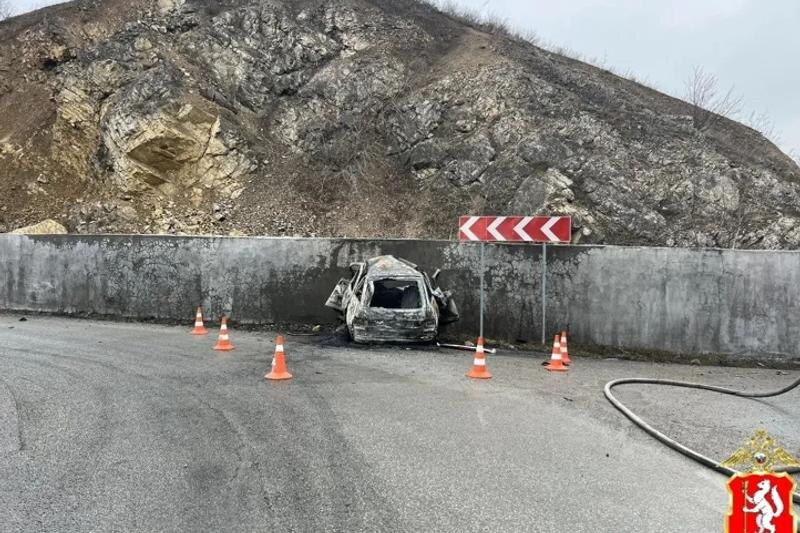    ГАИ. Врезавшийся в ограждение плотины автомобиль