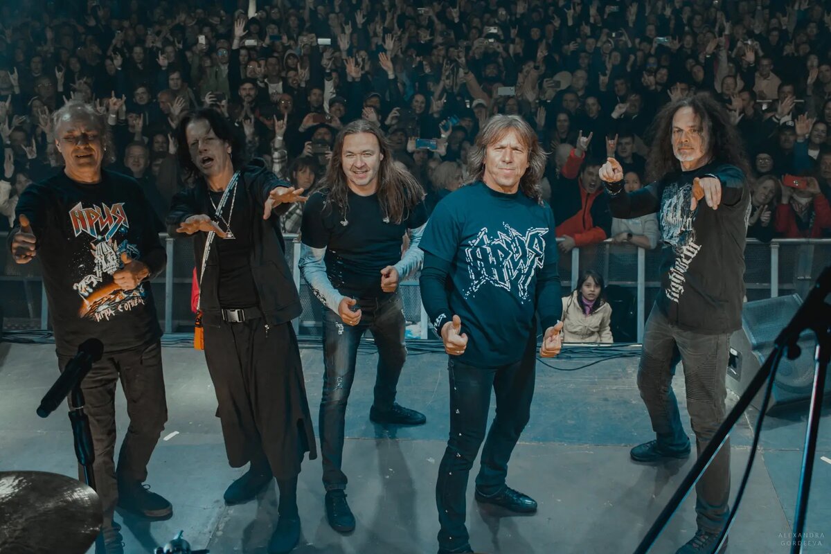 Какие песни на концерте играть? - решают музыканты.