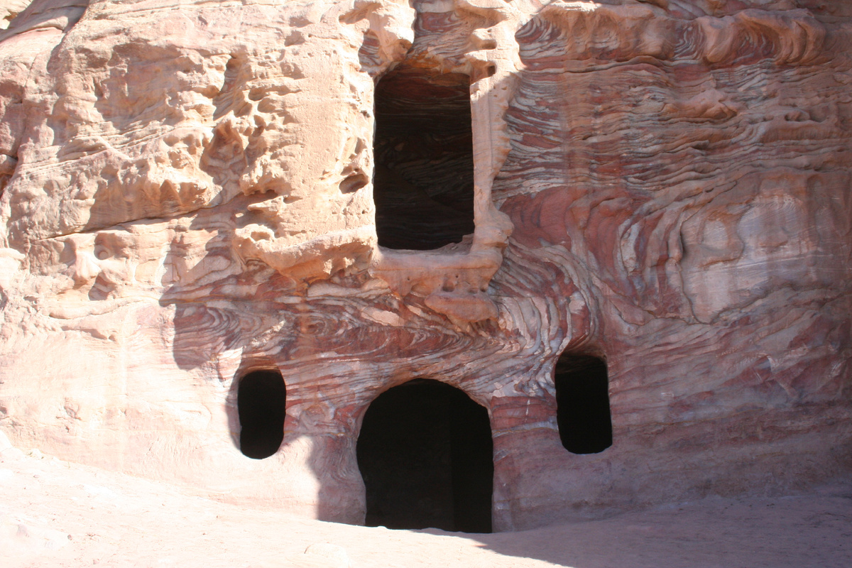 Рисунки у входа - надо идти внутрь