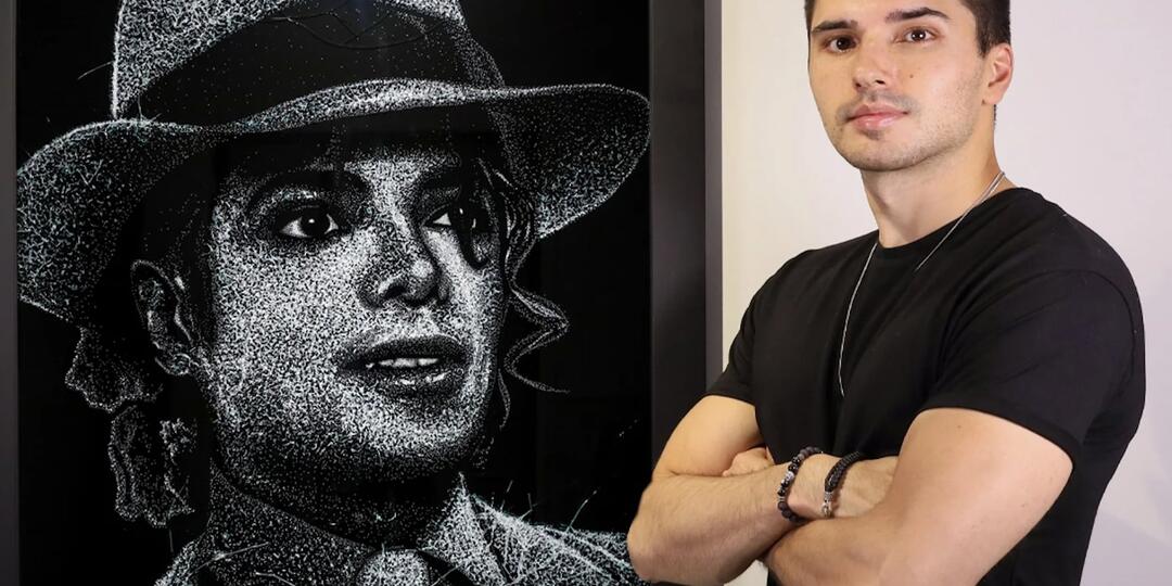 Художник рисует молотком по стеклу: несколько ударов и портрет готов!