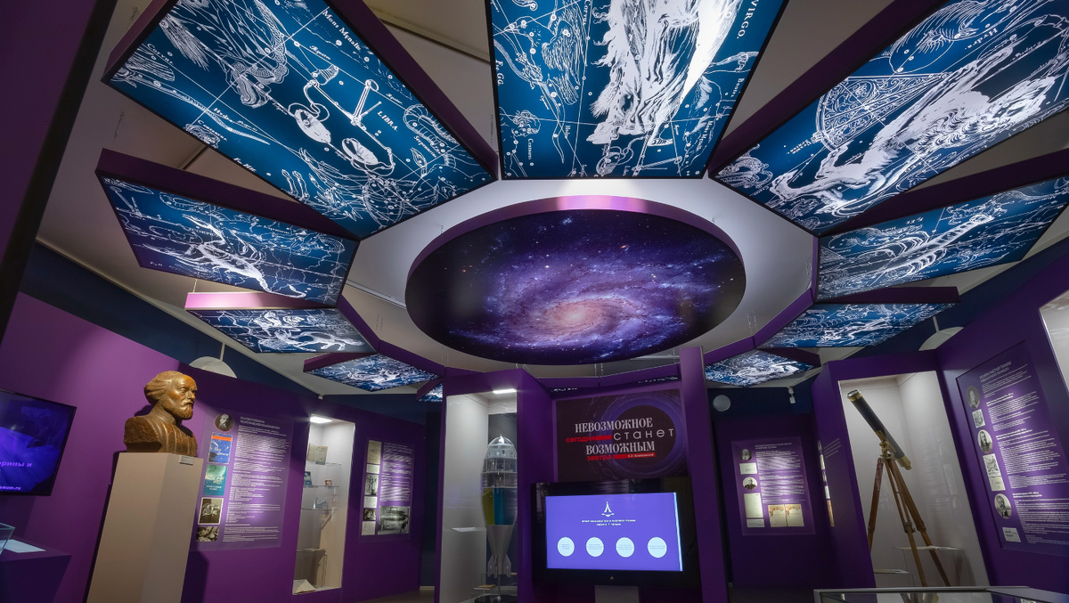 
Адрес: Красноярск, улица 26 Бакинских Комиссаров, дом 9А
Режим работы: понедельник–пятница — с 10:00 до 17:00, суббота и воскресенье — выходной.
Стоимость билетов: без экскурсовода — 150 руб., с посещением планетария — 250 руб. О посещении и экскурсии необходимо договариваться заранее.
Музей находится на базе Сибирского университета науки и технологий имени академика М.Ф. Решетнева — вуза, который готовит специалистов для космической отрасли. Один зал посвящен ракетно-космической технике, другой — пилотируемой космонавтике.Не все объекты представлены в реальном размере. На фоне маленьких спутников грандиозно смотрится полномасштабная ракета Р-5, изготовленная под руководством Сергея Павловича Королева. Чтобы поместить ее в музей, корпус разделили на четыре части. Справа — двигатель, дальше — бак с кислородом на 14 тонн, затем бак с горючим, рассчитанный на 10 тонн спирта, и головная часть. Если собрать всю ракету вместе, по высоте она получится примерно с восьмиэтажный дом.Кстати, 15 марта 1953 года именно на эту модель ракеты впервые установили ядерный заряд и запустили с полигона Капустин Яр. Для двух других ракет-экспонатов в помещении пришлось сделать уровень пола ниже, чтобы они поместились в полном размере. Здесь же можно увидеть спутники системы ГЛОНАСС, антенны и настоящие образцы техники, которые собирали в соседнем Железногорске — закрытом городе, где производят космические аппараты.Текст подготовила: Евгения ШмелеваКак выжить в космосе: рассказывают космонавты и ученыеНаучная экскурсия по Москве: топ-10 мест, которые нельзя пропустить Подписывайтесь и читайте «Науку» в MAX