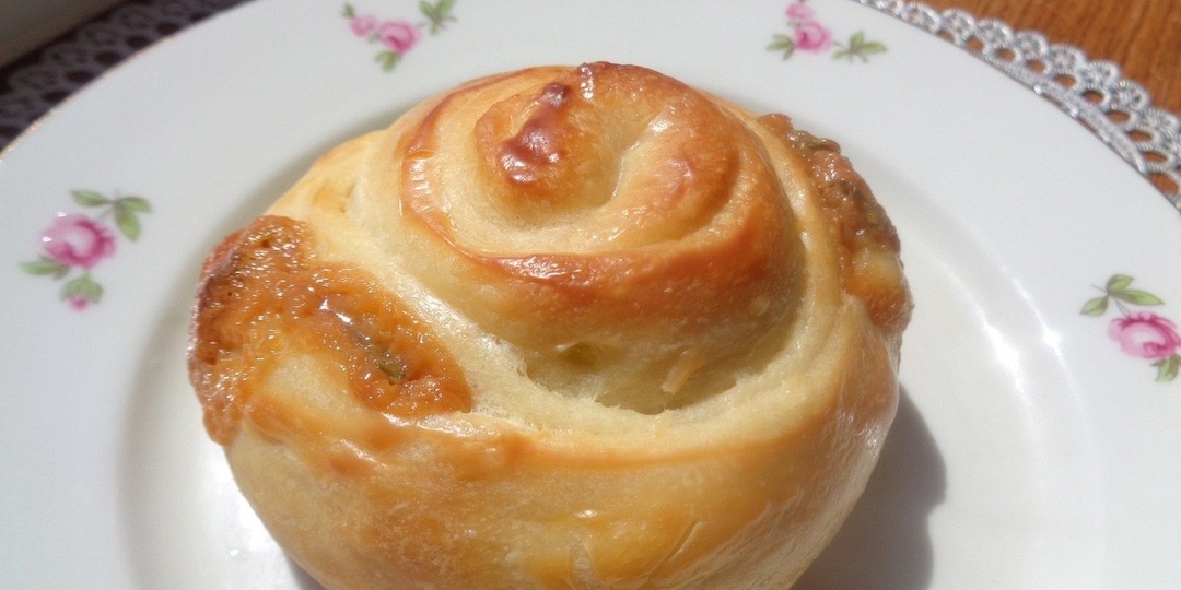 Булочки с начинкой из варёной сгущёнки и мяты