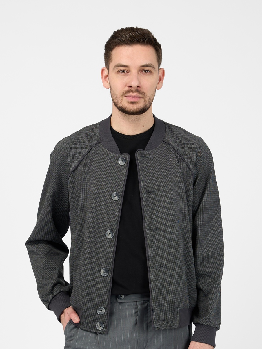 Бомбер трикотажный с классическим принтом без подкладки на пуговицах.