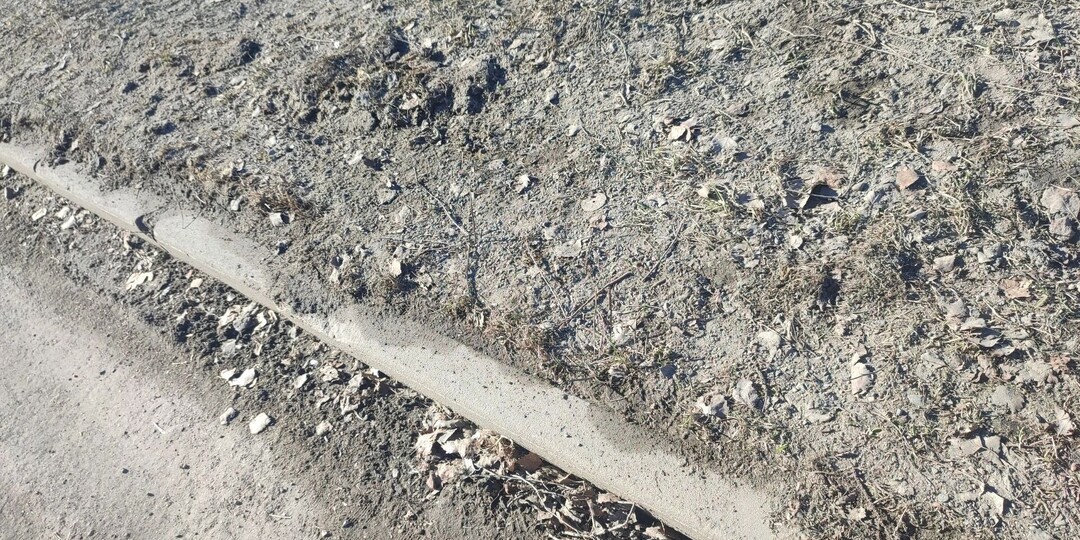 «Смел на обочину»: петрозаводчане жалуются на горы песка на дорогах города