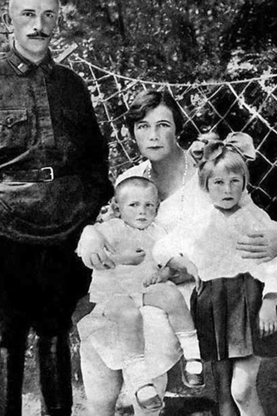 Маленький Петя с родителями и сестрой. 