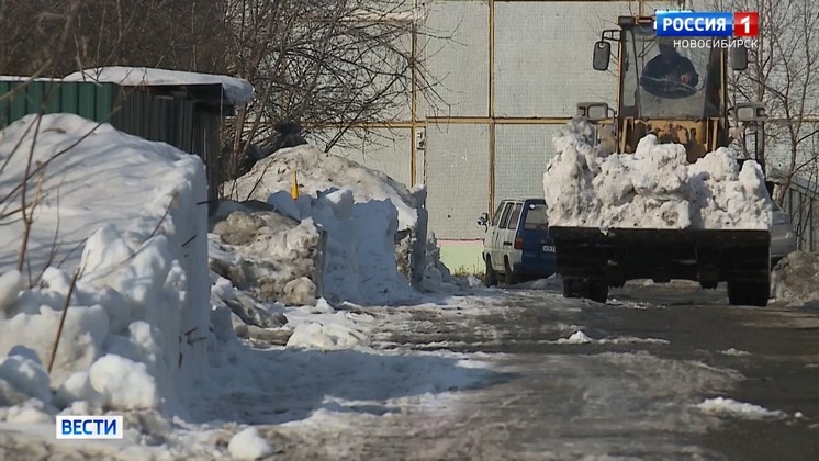 Муниципальные спасатели отвели талые воды от домов на одной из улиц Новосибирска