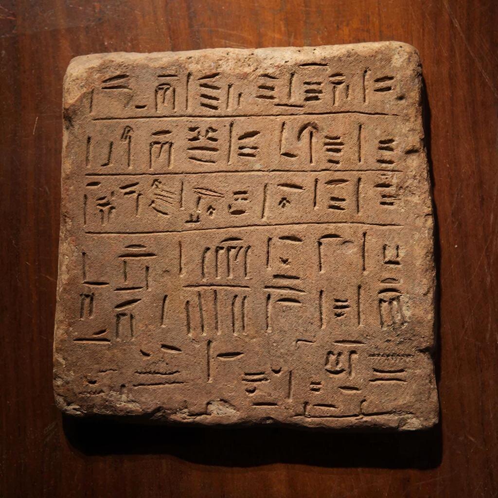 Одна из глиняных табличек Амарнского архива. Эти письмена, найденные в Египте, написаны на аккадском — языке дипломатии бронзового века.