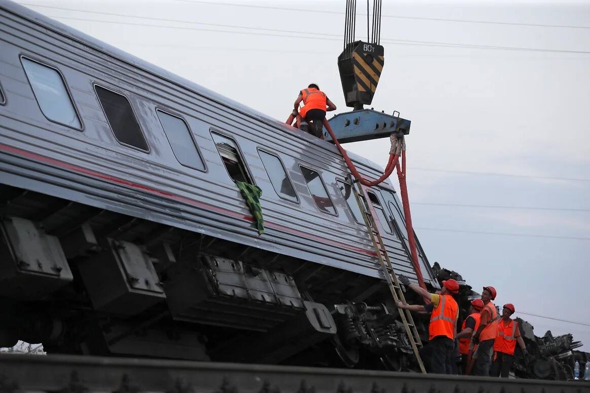 4 апреля 2026 года

На перегоне между станциями Бряндино и Ночка в Ульяновской области пассажирский поезд № 142 «Самара — Москва» сошёл с рельсов. Инцидент произошёл вечером 3 апреля и вызвал широкий общественный резонанс.