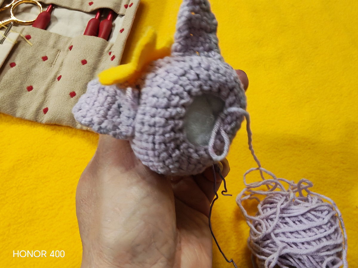 Вяжу из остатков "Джинс" сиреневого цвета. Желтый флис, проволока, пуговицы, набивной материал - все компоненты игрушки.