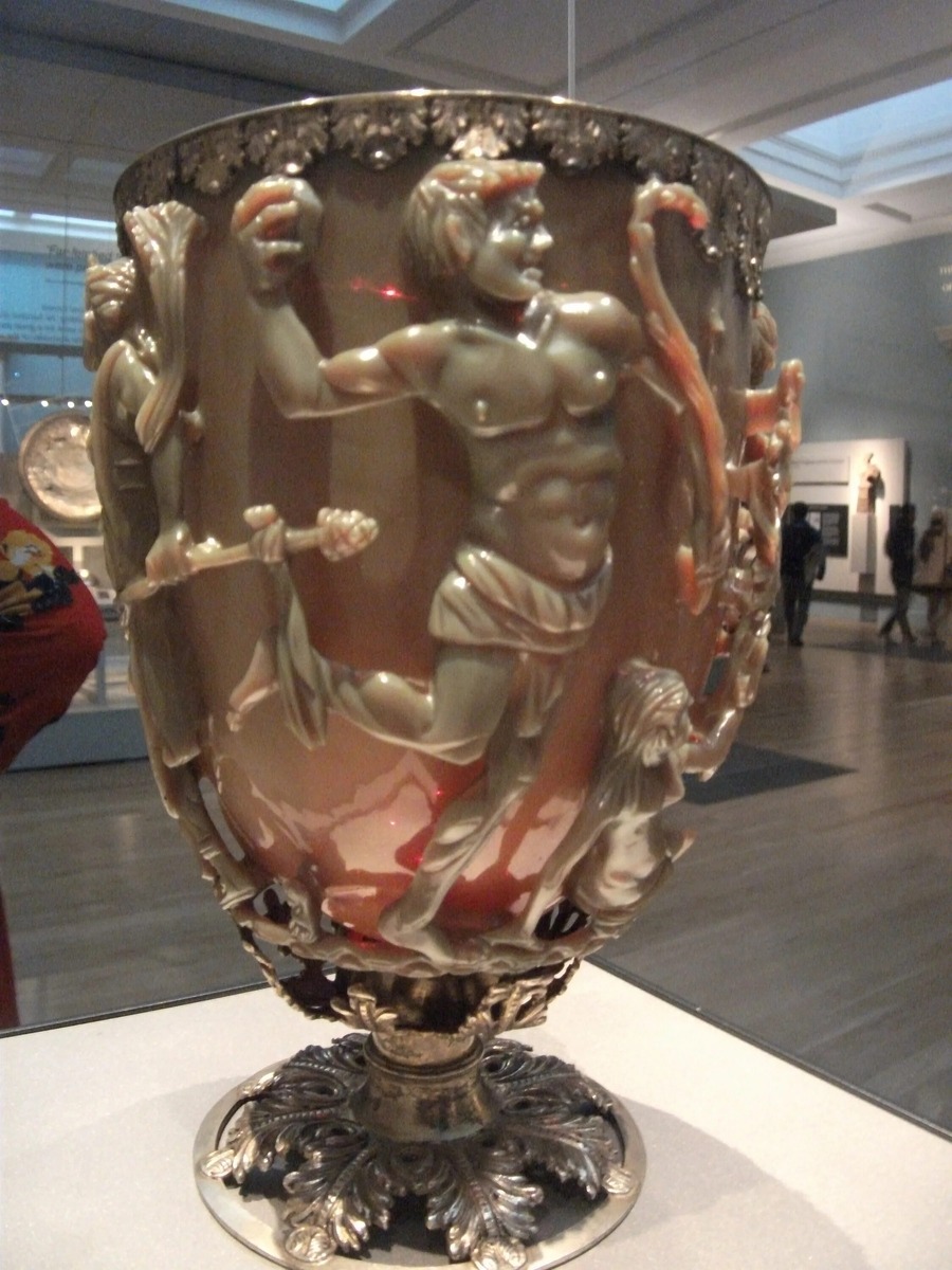 Кубок Ликурга при обычном освещении. Зелёный цвет — спокойный, благородный. Но это только половина правды. Лицензия Creative Commons BY-SA 4.0.