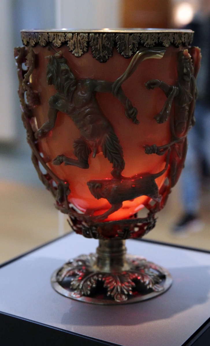 Тот же кубок на просвет. Зелёный превращается в красный. Стекло, которое помнит два цвета. Секрет пролежал в земле 1600 лет. Лицензия Creative Commons BY-SA 4.0.