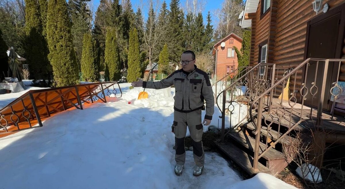 Слева от инженера козырёк после обрушения