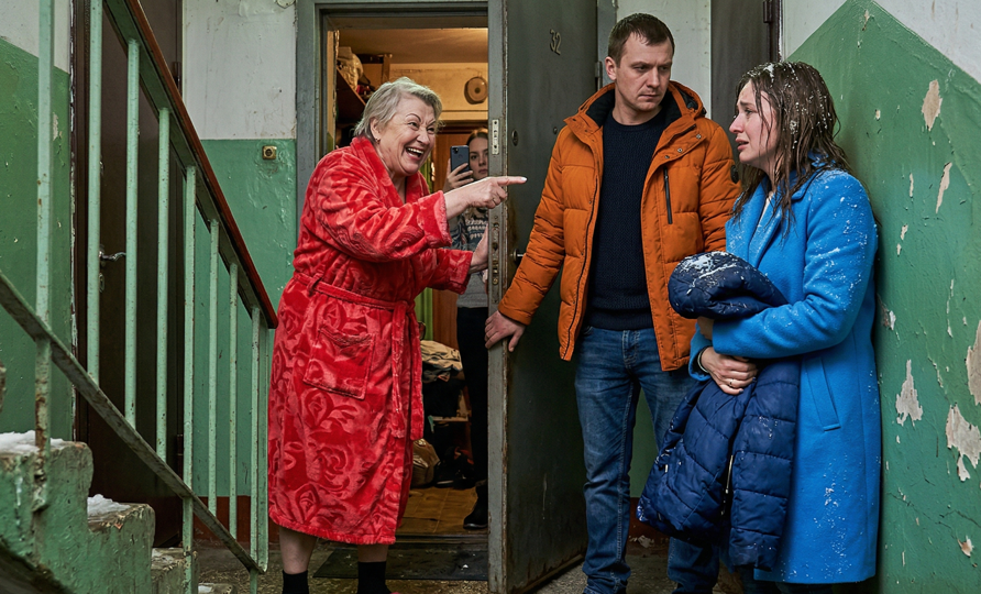 «Пошла вон к бродягам, приживалка!» — смеялась свекровь. Она не знала, чей кортеж приедет за невесткой и кто заберет всё их имущество