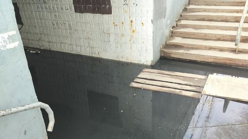 В Саратове подземный переход у торгового центра затопило канализационными водами