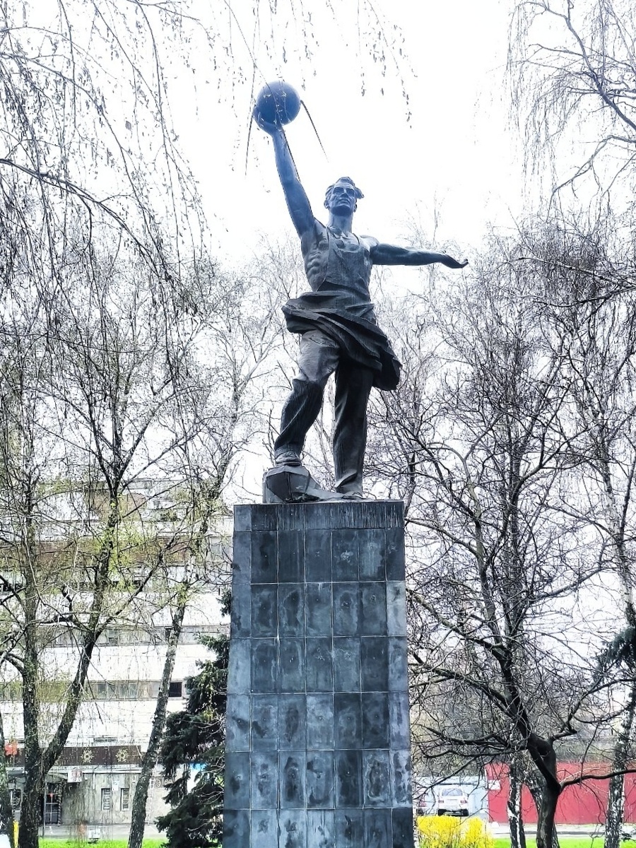 Вот и он, тот очередной памятник, который по пути домой и на работу встречают многие ростовчане