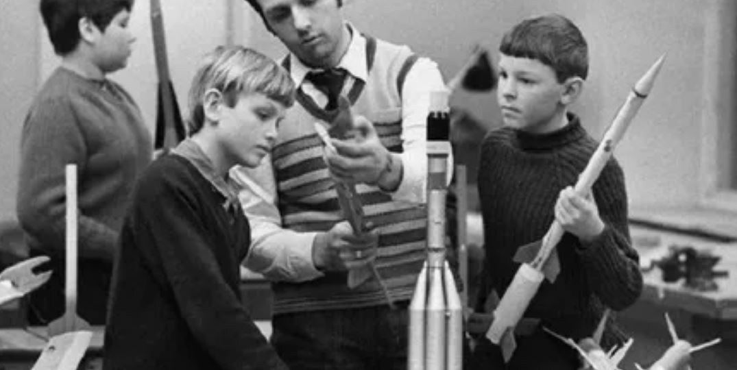 К чему идём? В регионе хотят отказаться учить детей в 10-11 классах. В России не хватает сотен тысяч учителей