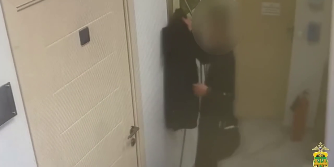 Подарок для любимой за чужой счёт: сочинец украл в поликлинике куртку и зонт