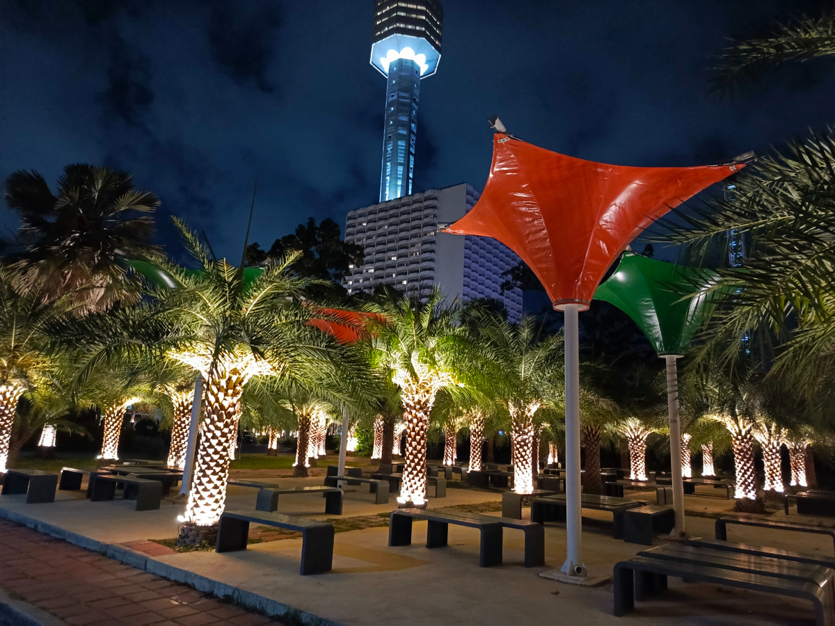 Территория отеля "Паттайя парк" на Пратамнаке. Здесь можно погулять вечером.