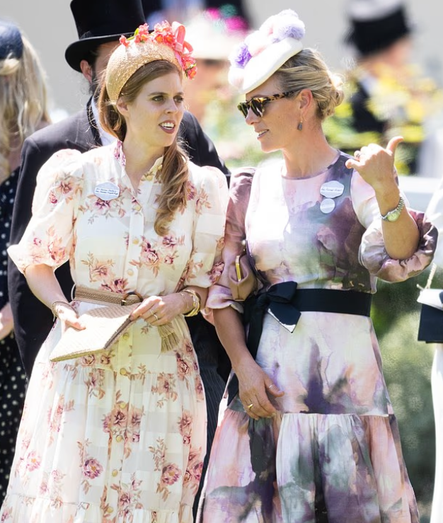 Трио пережило бесчисленное количество теплых моментов друг с другом на публичных мероприятиях, их часто видели тепло болтающими и держащимися за руки на всем: от королевских помолвок до Челтнема и Гран-при.