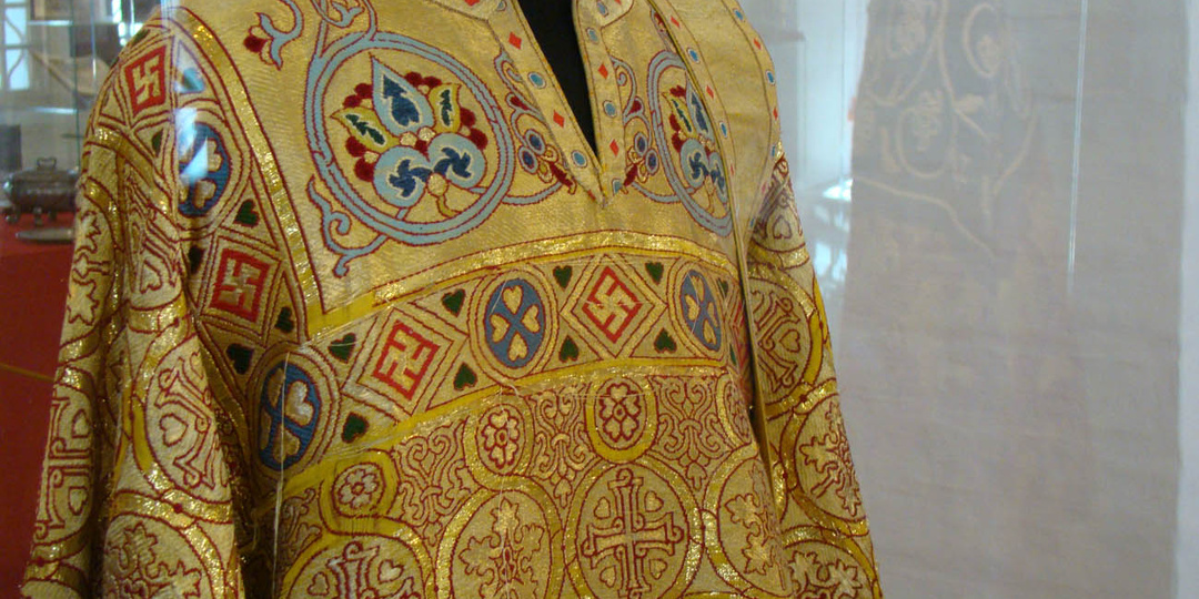 Почему попы носят свастику на своих одеждах, а людям запрещено?