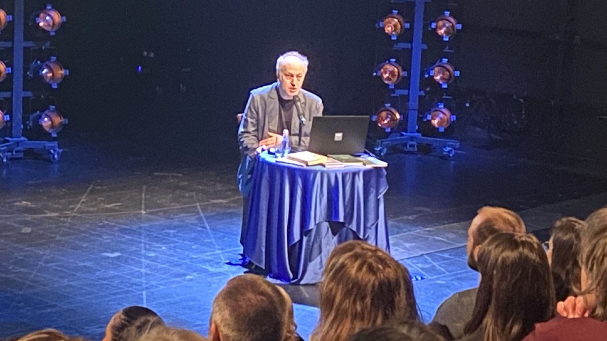 Руководитель литературно-драматургической части МАМТа Дмитрий Абаулин читает отрывки из книг об истории театра