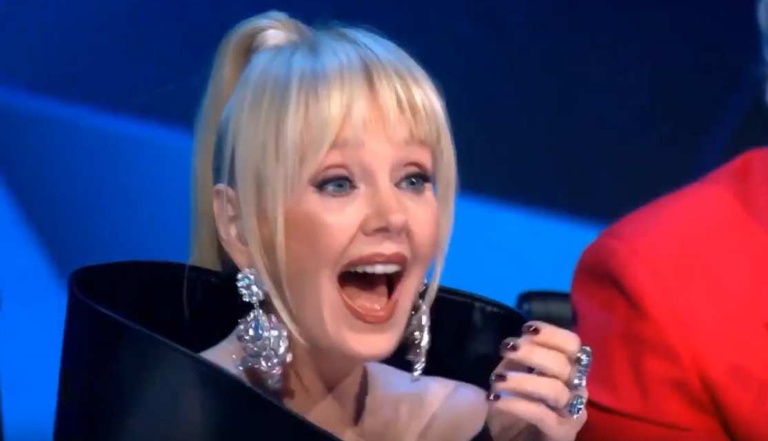 Кто скрывался под маской Колибри? Кто снял маску в 9 выпуске шоу "Маска 7" от 05.04.26? Какие песни спели участники? Жюри угадали певицу?