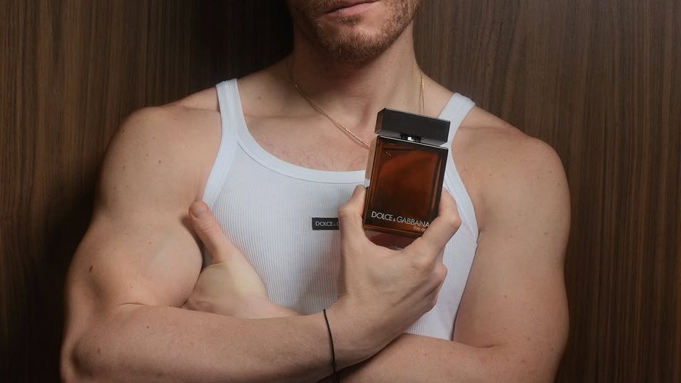 Керем Бюрсин в одной майке: Dolce & Gabbana или обычный парень из соседнего двора?