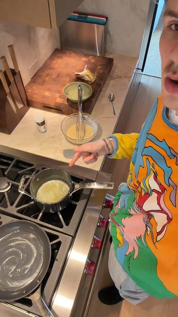    Источник: Социальные сети | Круз Бекхэм показал, как готовит блины вместе со своей девушкой Джеки Апостоль