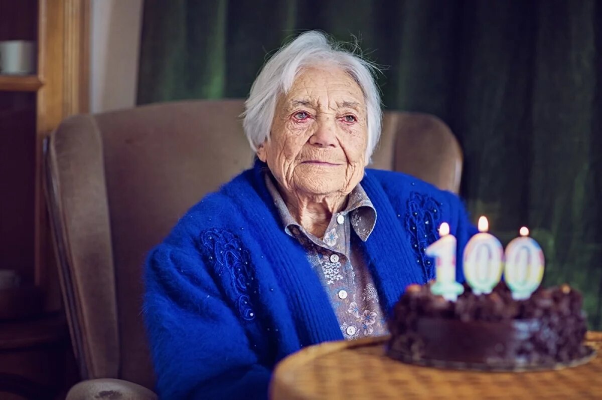    В России живет более 17 тысяч людей, которым более 100 лет.