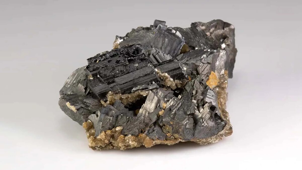 Химический элемент VI группы таблицы Д. Менделеева. Представляет собой металл, входящий в число редких