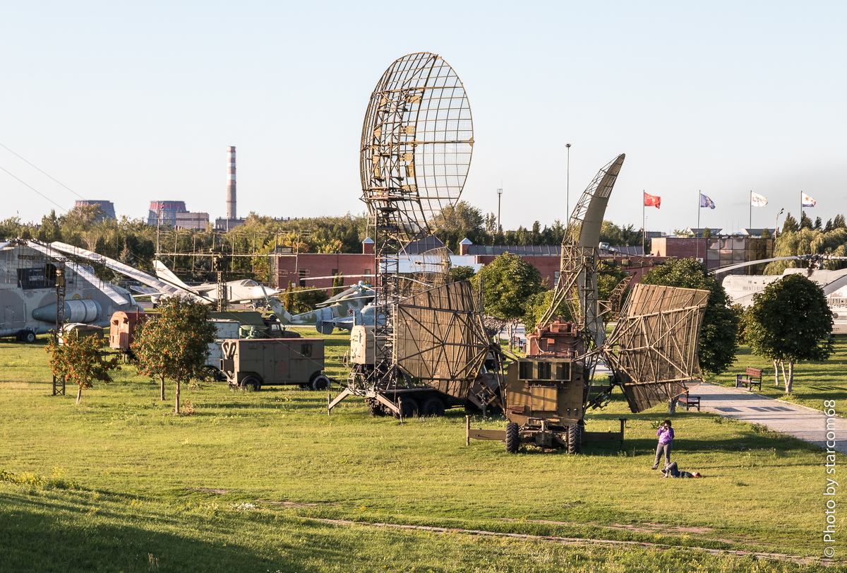 Общий вид на площадку РТВ. Наш ПРВ-17 выгодно отличается от других радаров "лаптем" своей антенны.