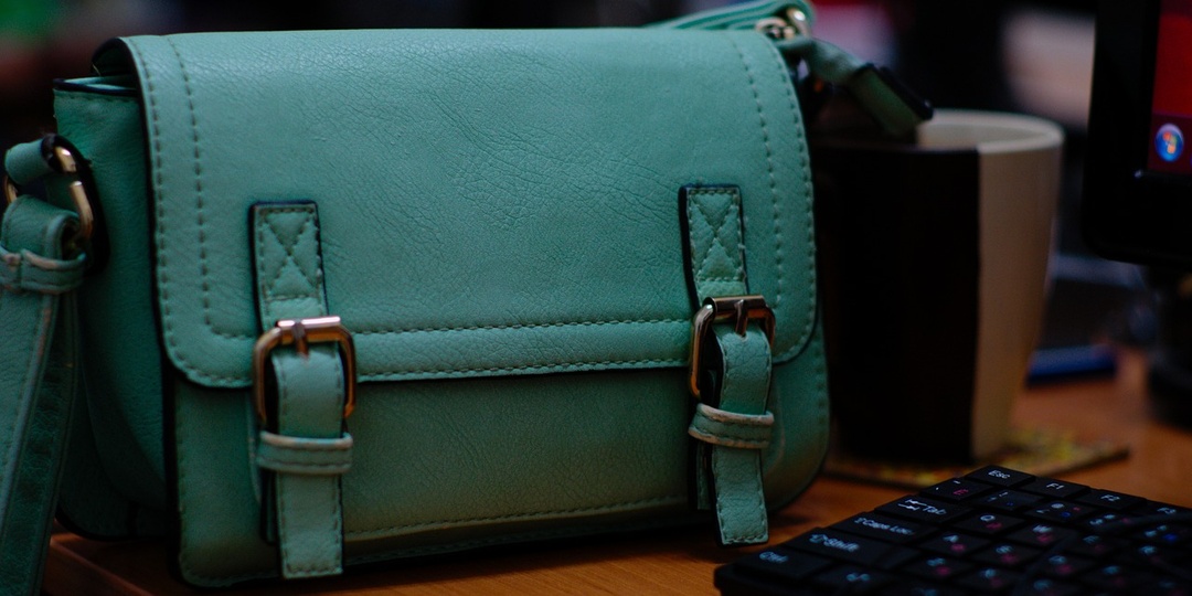 Стол для денег: почему нельзя ставить сумку на пол и какое место в доме отвечает за финансовый поток