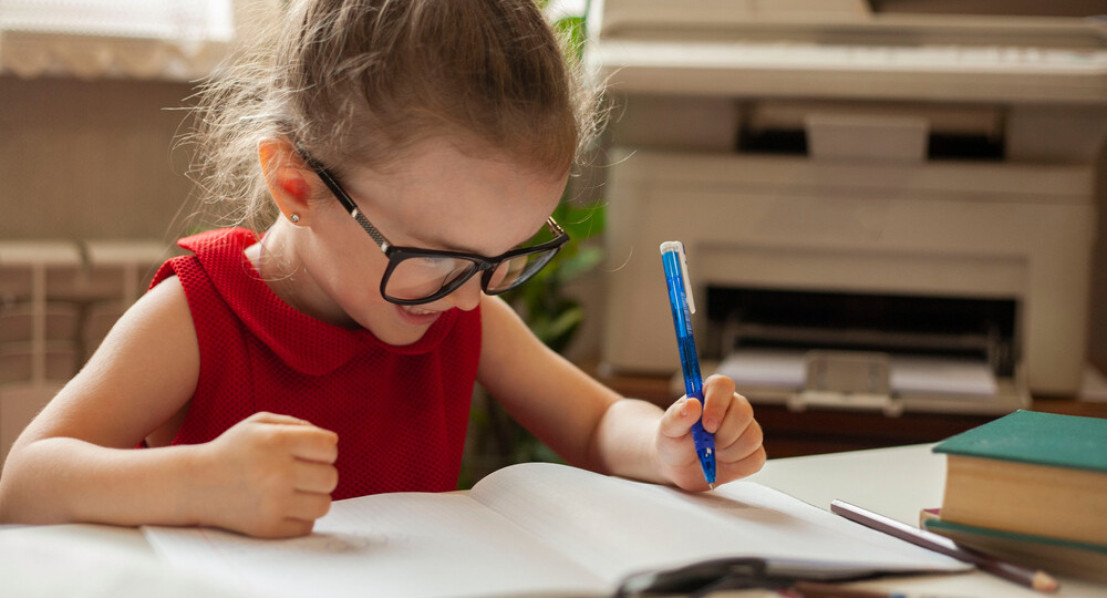 «Петя, сядь прямо!» или Почему ваш ребёнок смотрит в окно, а не на доску.