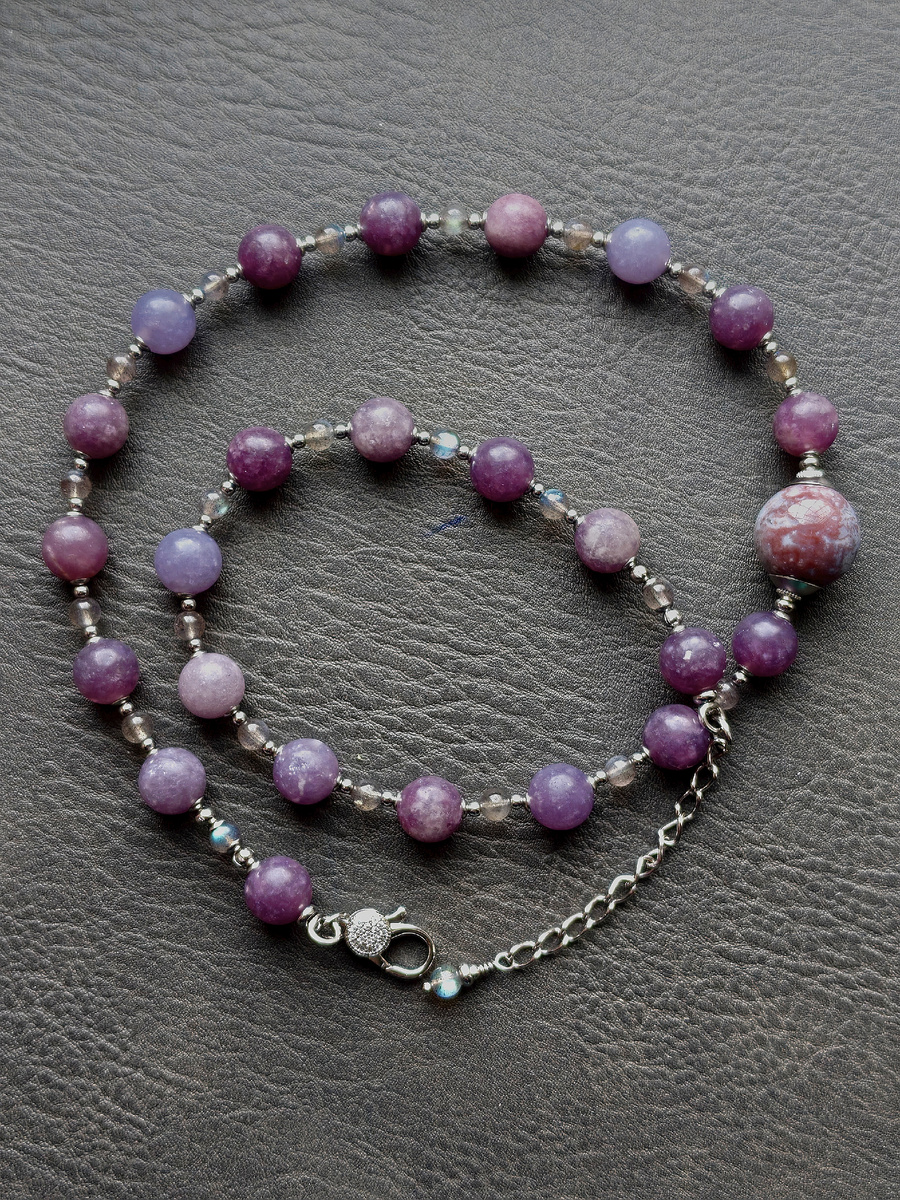 Бусы получились в такой сиренево-фиолетовой гамме.