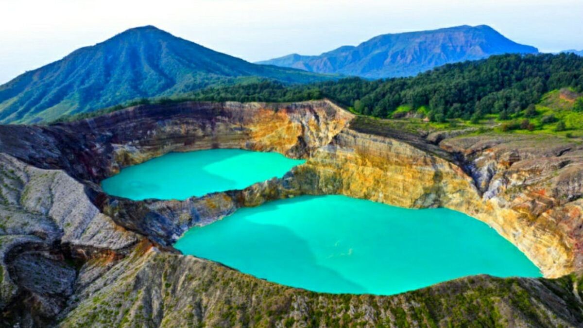 Вид со смотровой площадки. Слева и справа два разных озера. Третье чуть дальше.