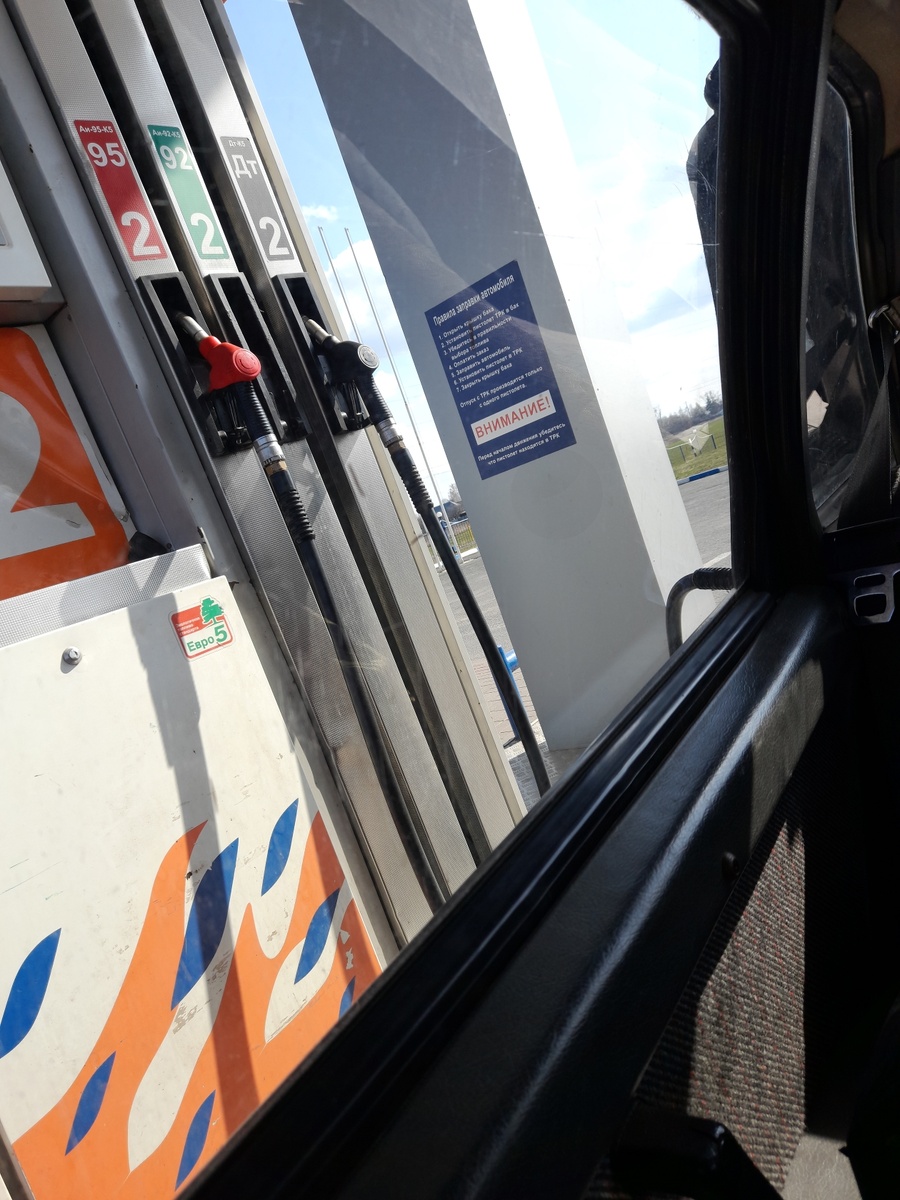 На заправке - бензин 62,10 (92-й)