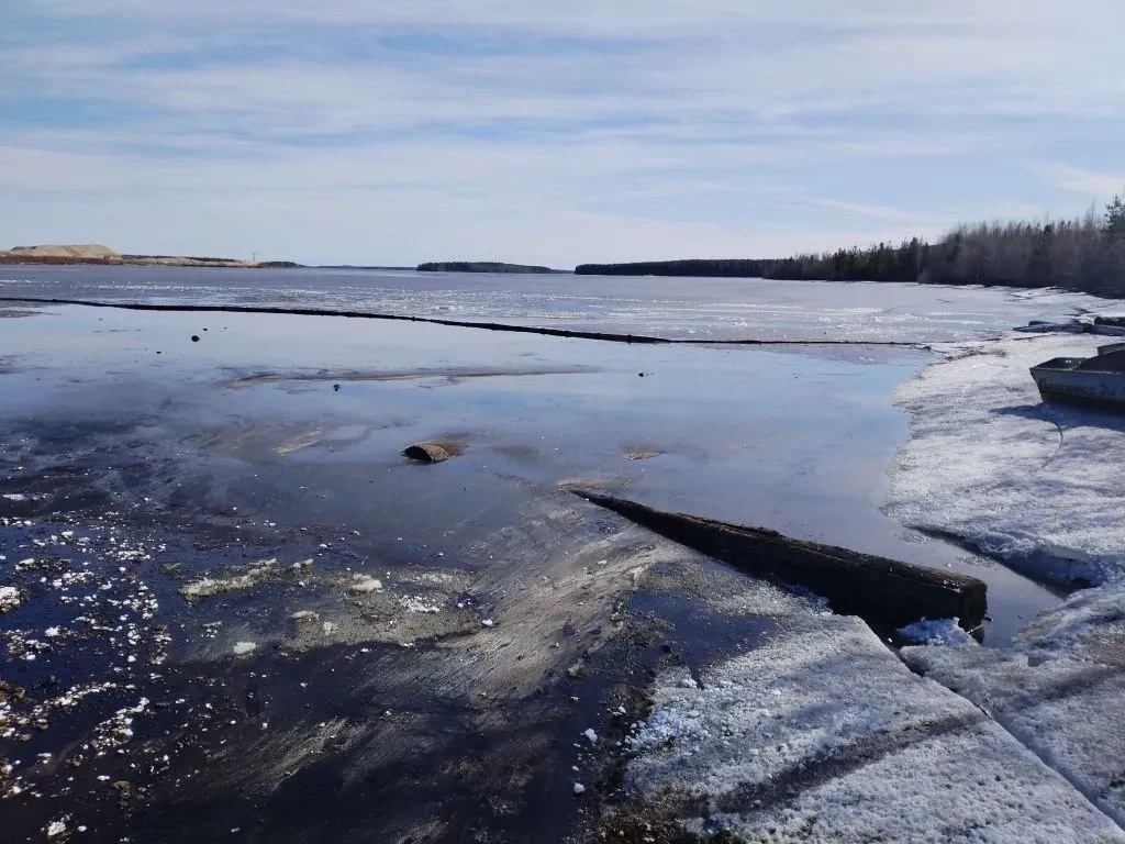    В Выгозере локализовали пятно попавшего в озеро маслаМинистерство природных ресурсов и экологии РК
