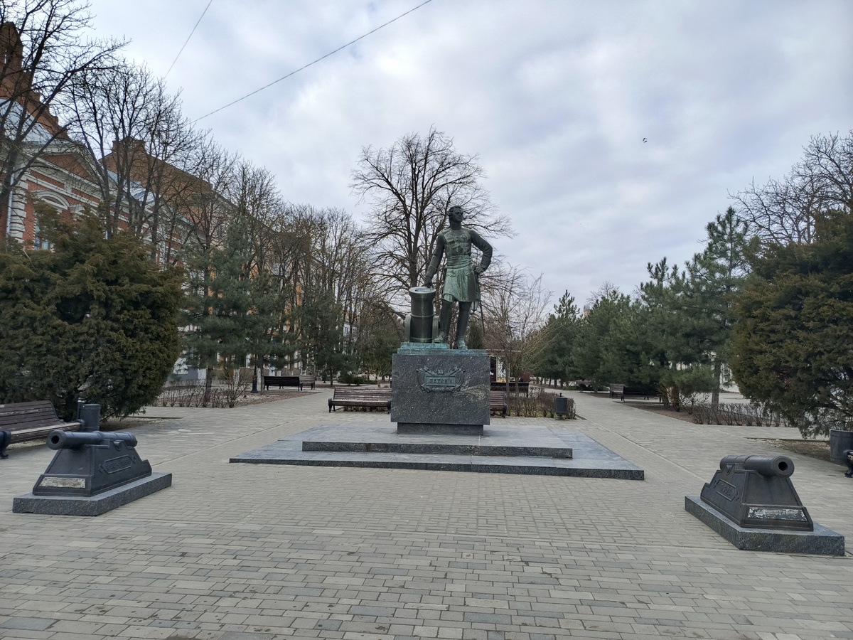 Памятник Петру I в Азове.