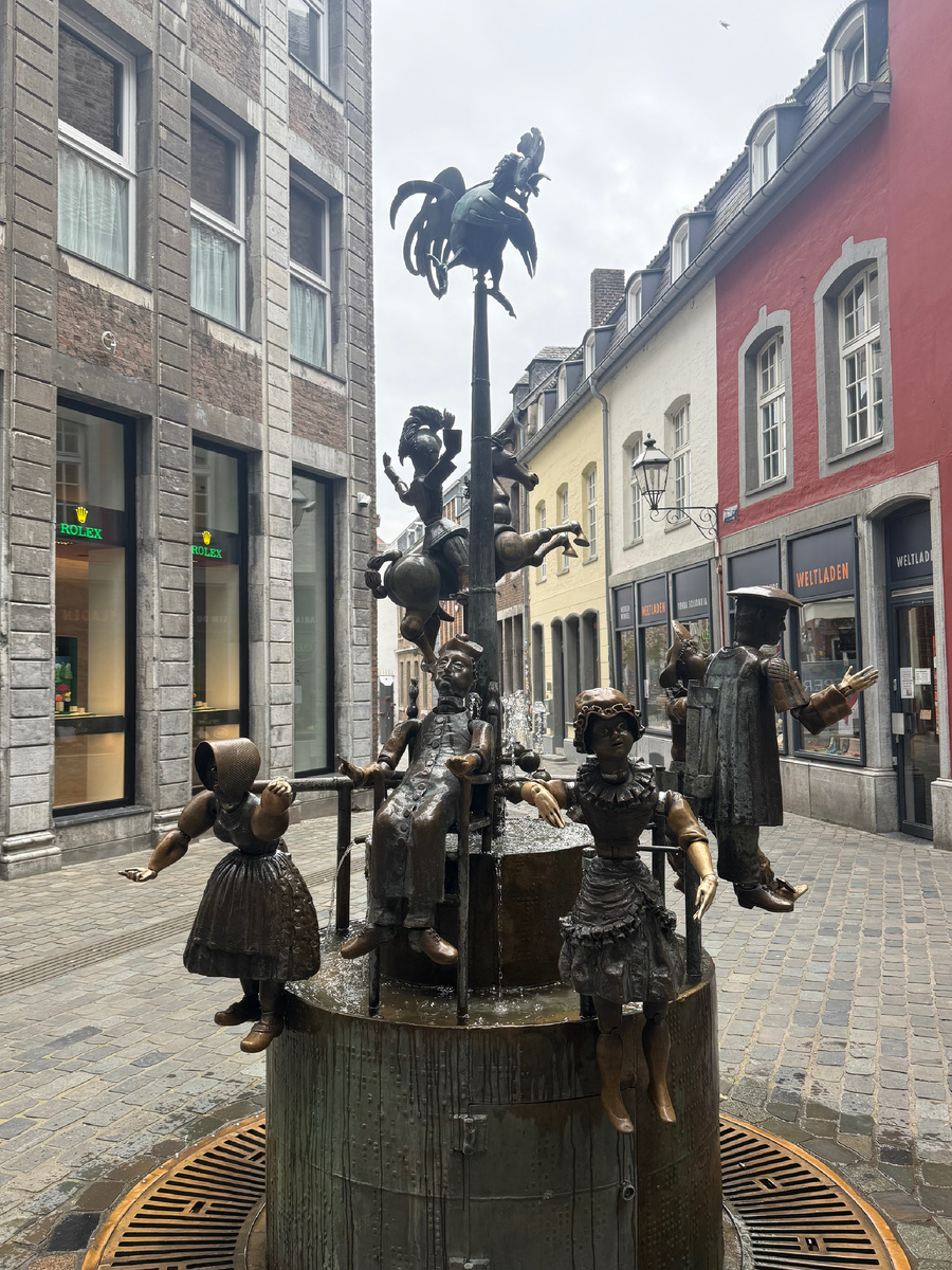 Скульптура в центре Аахена. Части тел марионеток двигаются и каждый может подойти и создать свою сценку. Фотография из личного архива. 