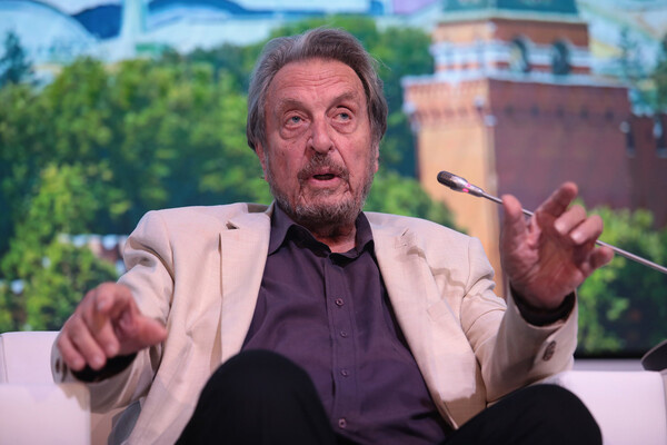 Отец Илона Маска Эррол Маск на «Форуме будущего 2050» в учебно-образовательном кластере «Ломоносов» в Москве / Артур Новосильцев/Агентство «Москва»   📷