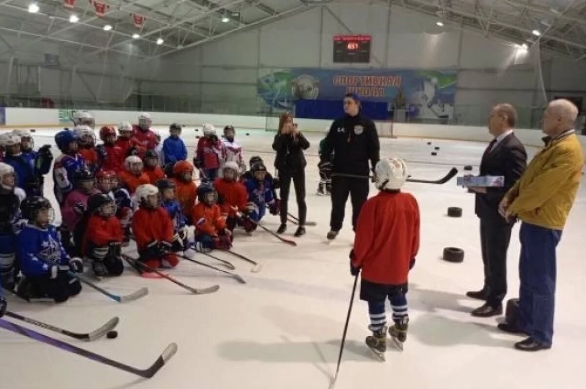    Орловским детям подарили хоккейные шайбы