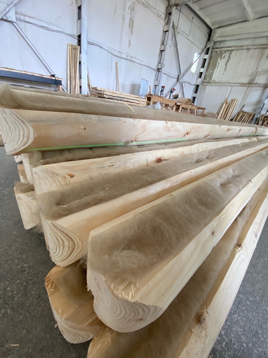 Оцилиндрованное бревно — это не просто строительный материал, а настоящее произведение искусства, которое приносит в мир бань бочек уникальную эстетику и красоту. В отличие от традиционного сруба, оцилиндрованное бревно обладает множеством преимуществ, которые делают его идеальным выбором для строительства.