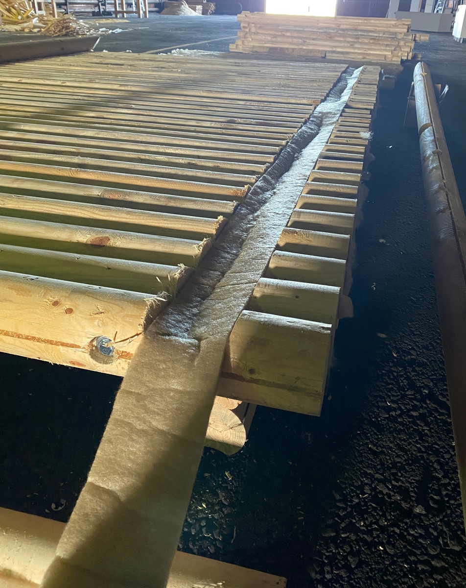 Первое, что бросается в глаза — это аккуратные линии и гладкая поверхность. Оцилиндрованные бревна выглядят стильно и современно, гармонично вписываясь в любой ландшафт. Их естественная текстура и цвет создают атмосферу уюта и спокойствия, что особенно важно для мест, предназначенных для отдыха и релаксации.