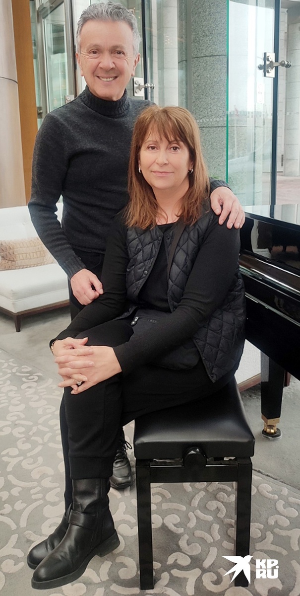    На фото певец Пупо и его жена и менеджер Патриция Анастасия ПЛЕШАКОВА
