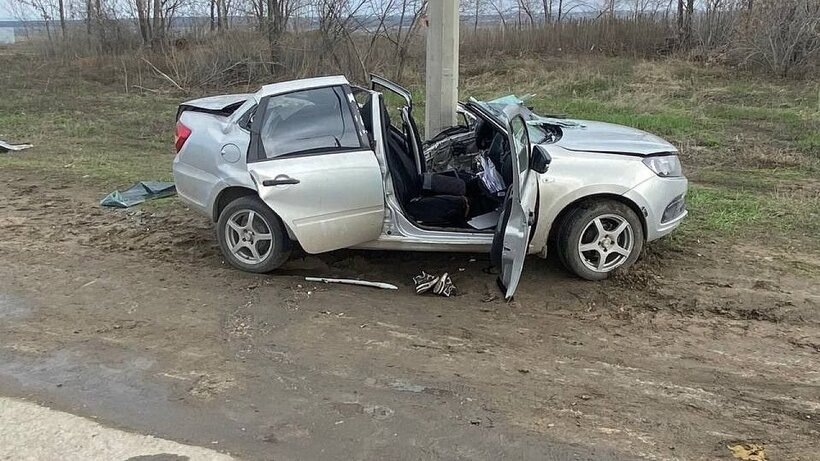 В Саратове водитель «Гранты» наехал на световую опору и разбился насмерть