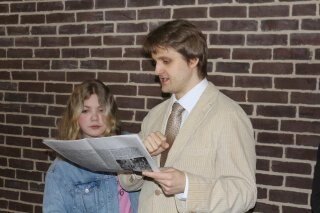    Директор Школы журналистики имени Владимира Мезенцева Георгий Мезенцев с ученицей Домжура Дарья Петровская