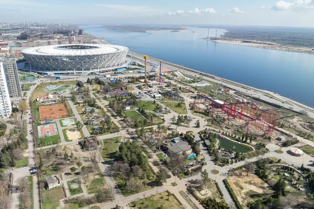    Колесо обозрения и фонтаны.