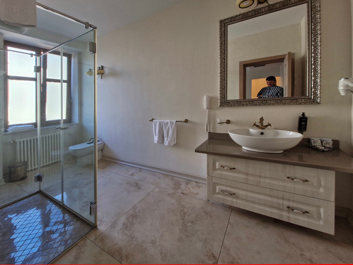 Отельный максимализм. Ванная комната